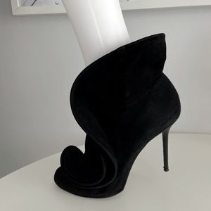 Sergio Rossi
Suede Ankle Boots very chic and elegant 10
